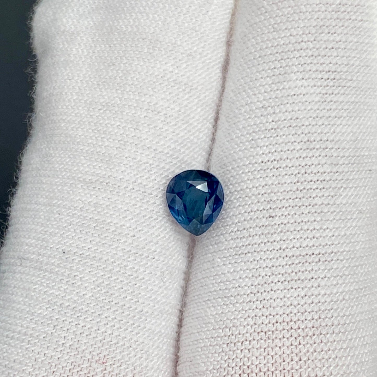 1.05 ct. Ceylon Sapphire