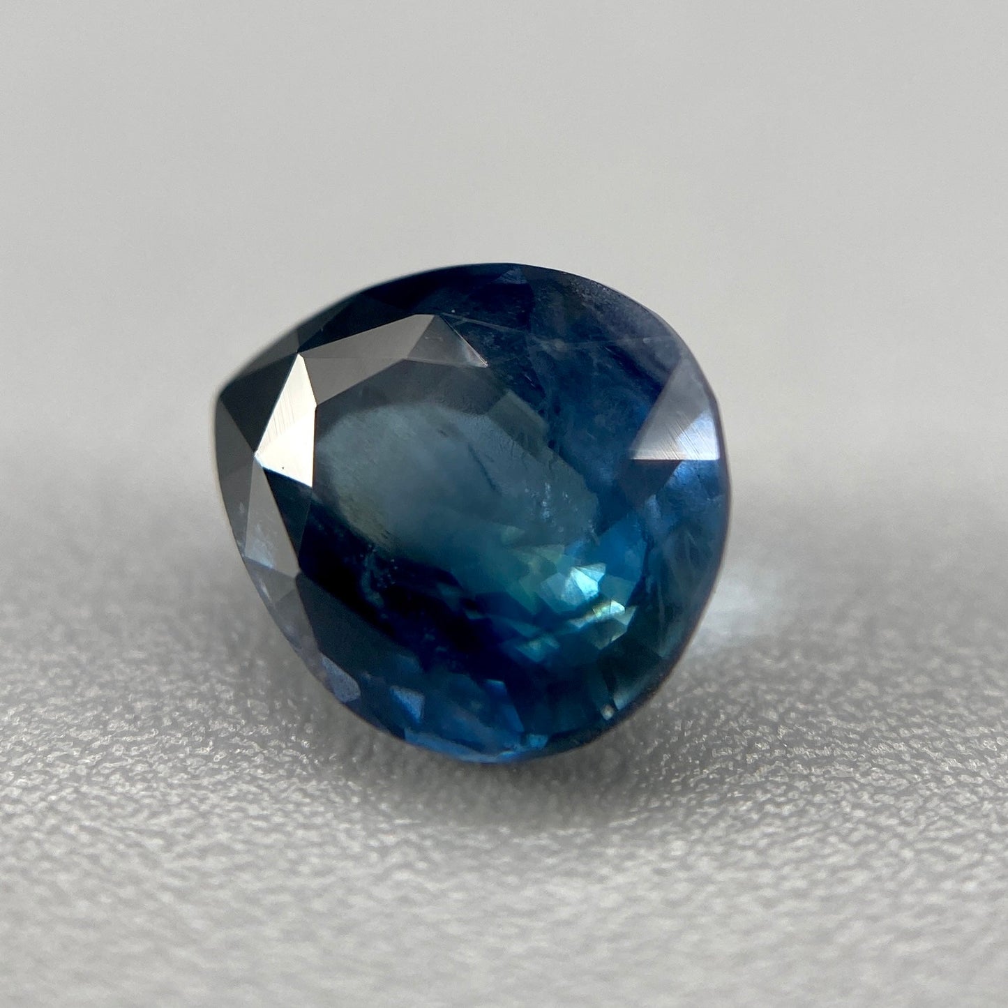 1.05 ct. Ceylon Sapphire