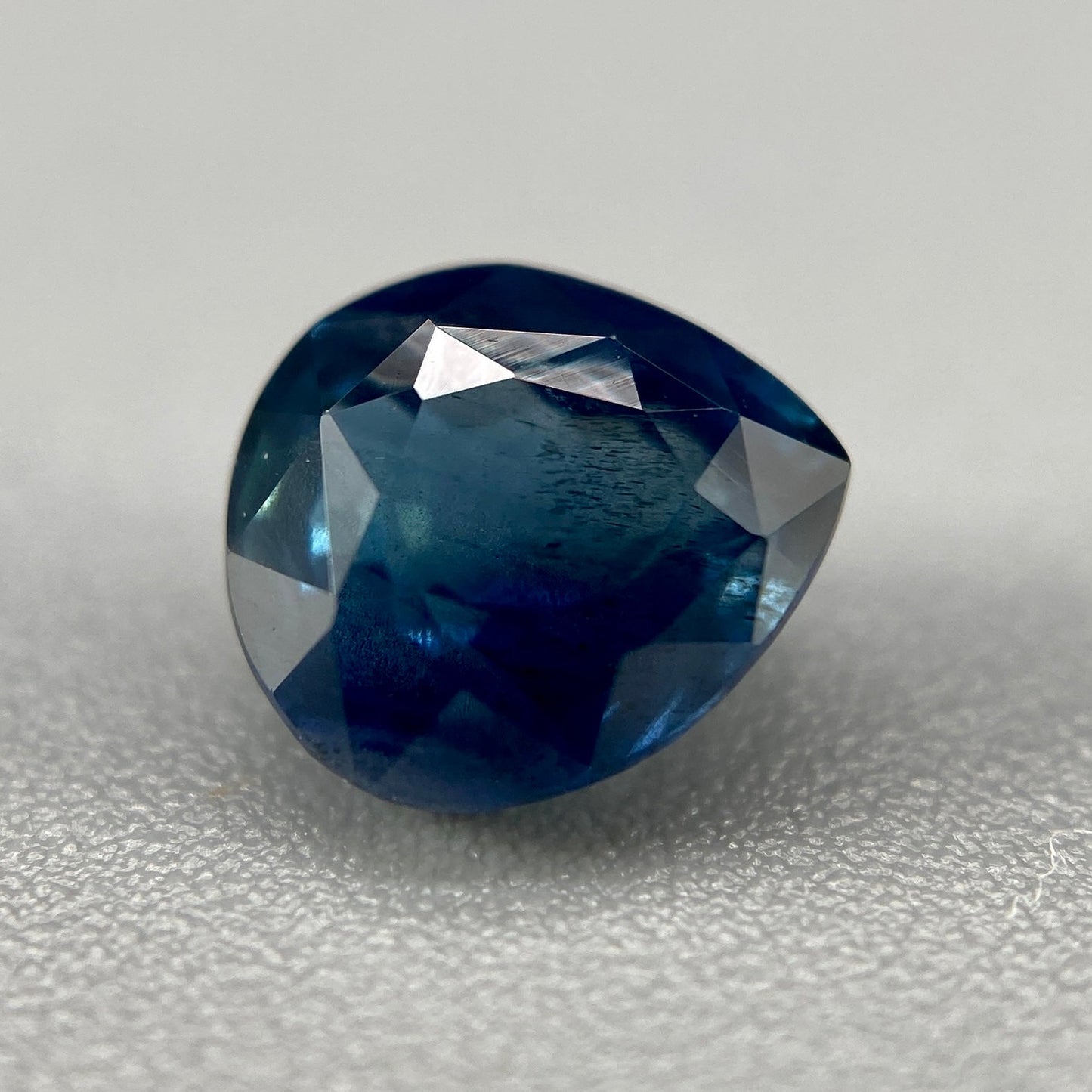 1.05 ct. Ceylon Sapphire