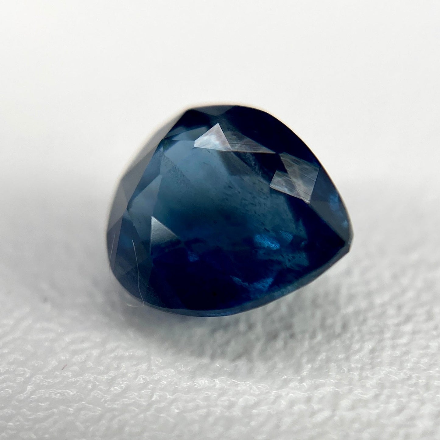 1.05 ct. Ceylon Sapphire